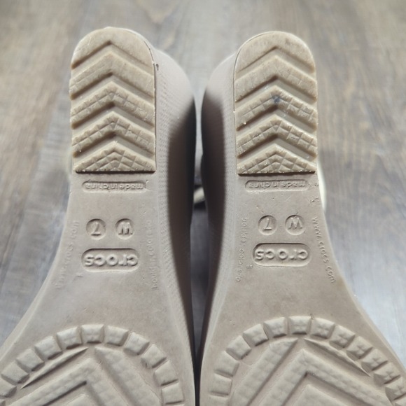 Crocs Sandals Women's Size 7 Beige Leigh II Wedge Strapy Shoes Comfort - Picture 13 of 13